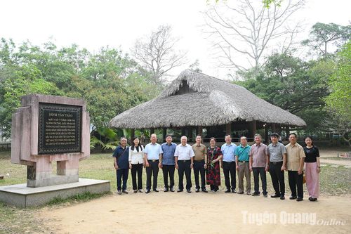 Đoàn đại biểu Quốc hội các khóa tỉnh Lào Cai dâng hương tại Khu di tích Quốc gia đặc biệt Tân Trào
