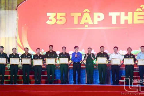 Trao giải cuộc thi 'Tìm hiểu 50 năm giải phóng miền Nam, thống nhất đất nước'