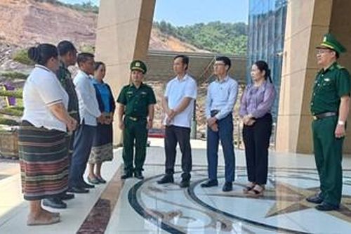 Thăm, tặng quà dân bản Ta Lui