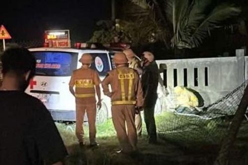 Xe cứu thương lao vào nhà dân ở Quảng Trị, 1 điều dưỡng bị thương