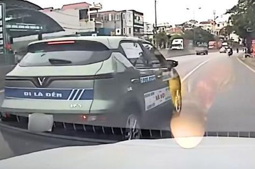 Tài xế ô tô liên tục lạng lách, chèn ép xe đi sau