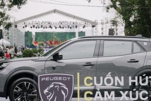 Đại sứ Pháp trải nghiệm xe New Peugeot 2008 tại Lễ hội Balade en France 2025