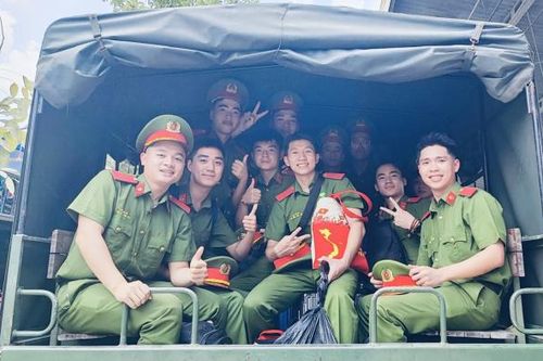 Đoàn tàu SE 'Trống hội' chở 800 học viên CSND đến điểm hẹn ga Sài Gòn