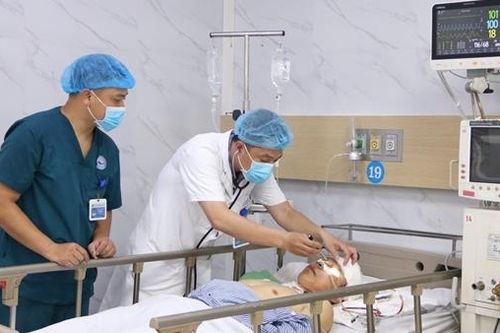 Cứu sống người đàn ông bị đóng đinh 10 cm vào đầu chưa rõ nguyên nhân