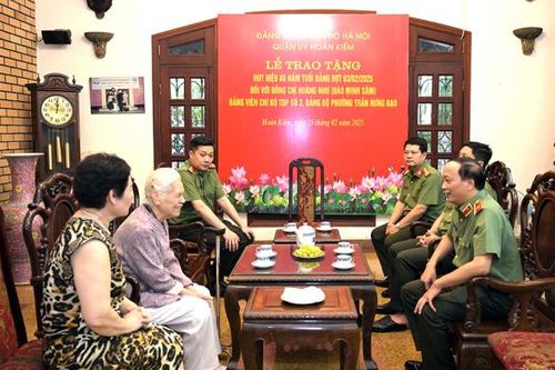 Thứ trưởng Đặng Hồng Đức thăm hỏi, tri ân gia đình các đồng chí cố lãnh đạo Bộ Công an