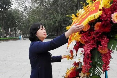 Dâng hoa kỷ niệm 155 năm Ngày sinh V.I.Lenin