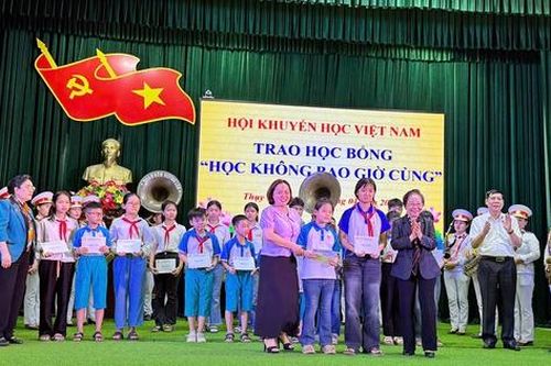 Hội Khuyến học Việt Nam trao học bổng 'Học không bao giờ cùng' tại Thái Bình