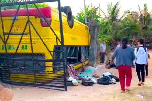 Vụ xe chở học sinh bị lật ngửa lúc sáng sớm: 20 học sinh bị thương