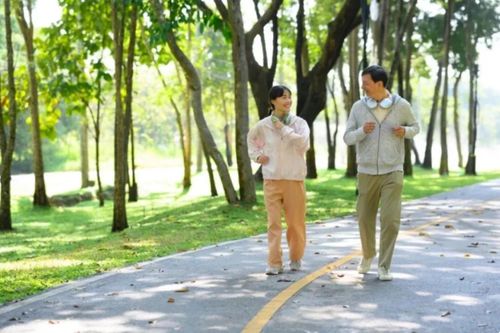 4 không khi đi bộ buổi sáng