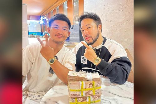 Võ sĩ Rodtang chồng tiền mặt, mua đồng hồ vàng 18k siêu hiếm
