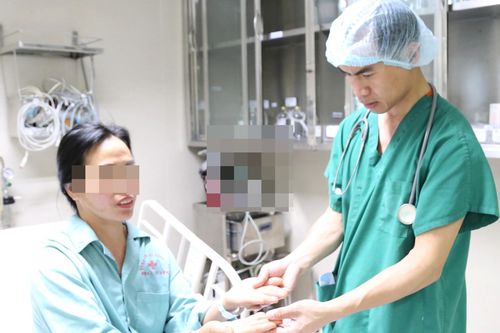 Hội chứng lạ khiến bàn tay người phụ nữ đổi màu, đau nhức mỗi lần chạm nước