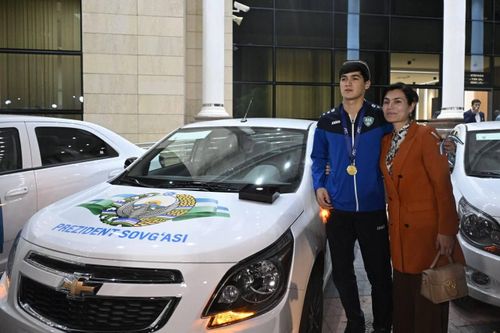 Đội bóng từng thua U17 Việt Nam được Tổng thống trao huân chương, tặng ô tô