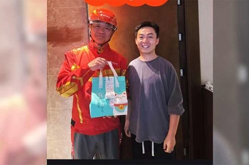 Đặt đồ ăn giá 70 nghìn, thanh niên sửng sốt khi shipper là tỷ phú Lưu Cường Đông