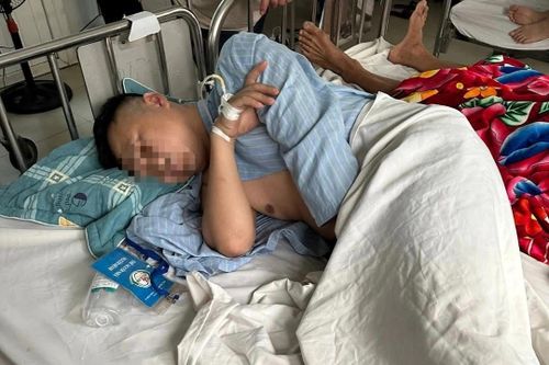 Tài xế và phụ xe ở Nghệ An bị đánh chấn thương sọ não