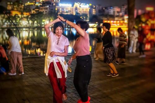 Những vũ công bên hồ Hoàn Kiếm