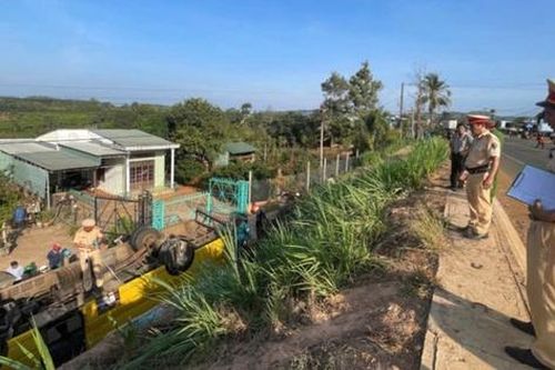 Ô tô chở 20 học sinh bị lật ở Gia Lai