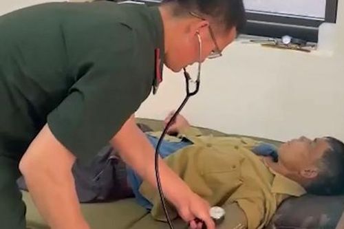 Cứu ngư dân rơi xuống biển