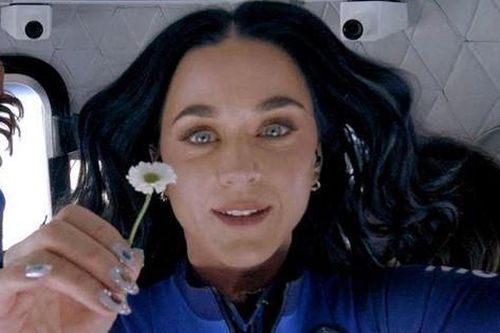 Đối mặt với những chỉ trích, Katy Perry hối hận vì bay ra ngoài không gian?