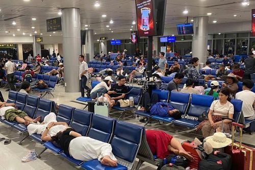 Khách mệt mỏi vì chuyến bay liên tục chậm trễ kéo dài tại Tân Sơn Nhất, nhà chức trách vào cuộc