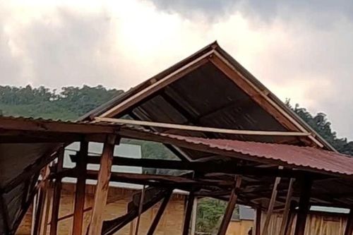 Quảng Nam: Mưa đá, gió mạnh khiến 16 ngôi nhà bị hư hỏng
