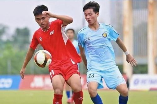 Siêu phẩm từ giữa sân ở giải Hạng nhì