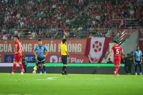 HLV Chu Đình Nghiêm: 'Thẻ đỏ khiến Hải Phòng mất thế trận'