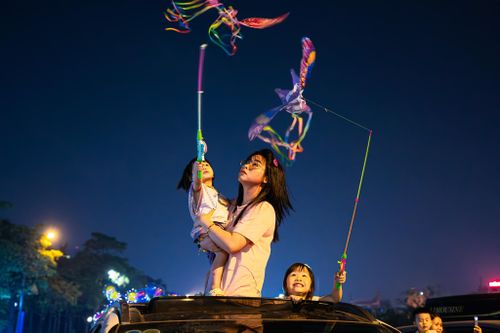 Muôn kiểu xem pháo hoa mừng đại lễ 30/4 tại Hà Nội