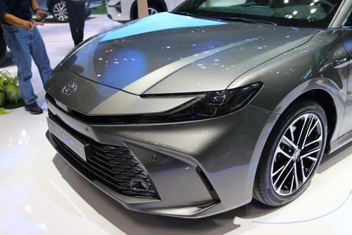 Còn ai mua sedan tầm giá 1 tỷ đồng?