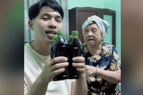 Chàng trai Bình Dương hút triệu view nhờ quay clip cùng bà nội 85 tuổi