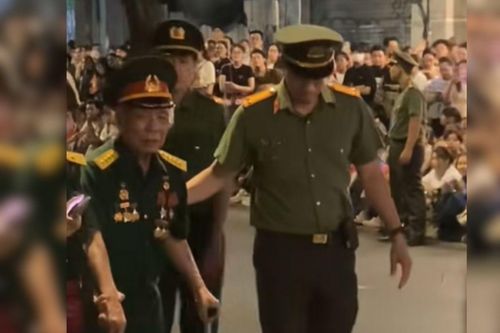 Xúc động khoảnh khắc cựu chiến binh được công an hỗ trợ trong tối hợp luyện