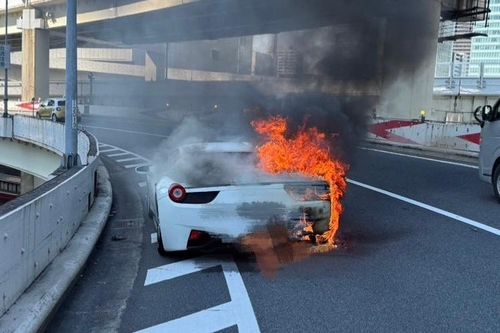 Mua được Ferrari sau 10 năm tiết kiệm, xe cháy rụi sau 1 tiếng ở Nhật
