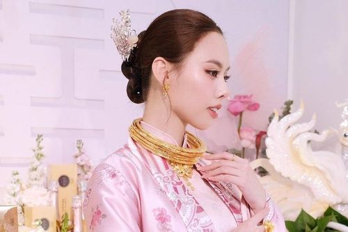 Á hậu Tâm Như đeo 6 kiềng vàng ở lễ ăn hỏi