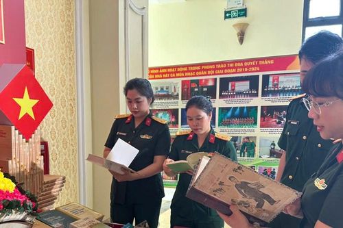 Từ ký ức hào hùng đến khát vọng nhân văn
