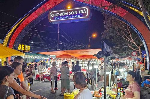 Chợ đêm Sơn Trà tiếp tục hoạt động, phục vụ người dân và du khách mua sắm, giải trí
