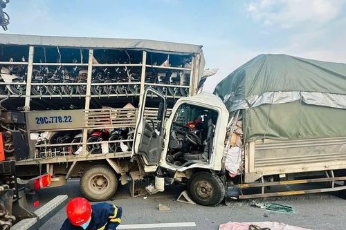 Tông vào đuôi xe tải trên cao tốc, tài xế và phụ xe tử vong trong cabin