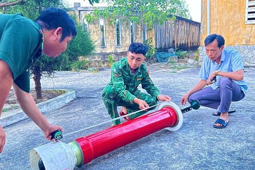 Đồn Biên phòng Lý Sơn tiếp nhận vật thể lạ nghi thiết bị hải dương học