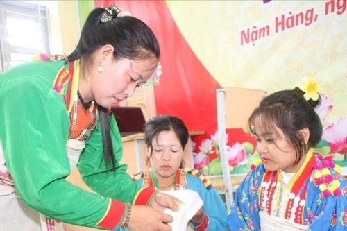 Người Mảng ở Nậm Nhùn giữ nghề may trang phục truyền thống