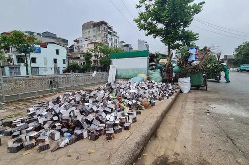 Hà Nội: Phát hiện hàng nghìn hộp thực phẩm chức năng bị vứt bỏ trên vỉa hè