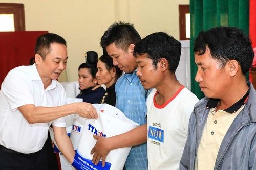 Thông tấn xã Việt Nam trao quà cho các hộ nghèo tại Điện Biên