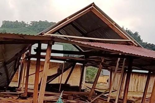 Nhiều nhà dân ở miền núi Quảng Nam bị sập, hư hỏng nặng do mưa gió gây ra