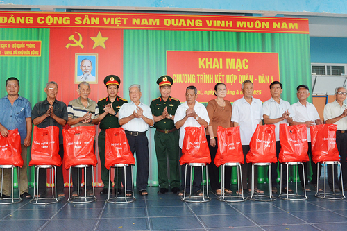 Tri ân đồng bào vùng căn cứ cách mạng