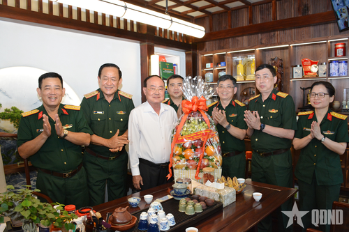 Thượng tướng Võ Minh Lương thăm hỏi các đồng chí nguyên lãnh đạo Bộ Quốc phòng