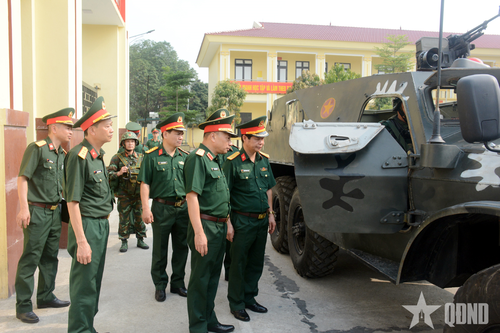 Thượng tướng Lê Quang Minh kiểm tra sẵn sàng chiến đấu tại Bộ CHQS tỉnh Hà Nam