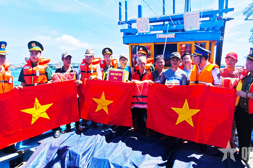 Bộ tư lệnh Vùng Cảnh sát biển 3 tuyên truyền pháp luật, tặng quà ngư dân huyện đảo Phú Quý