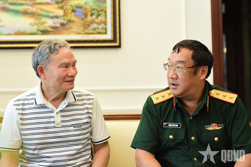 Thượng tướng Phạm Hoài Nam thăm, tặng quà Thượng tướng Trương Quang Khánh