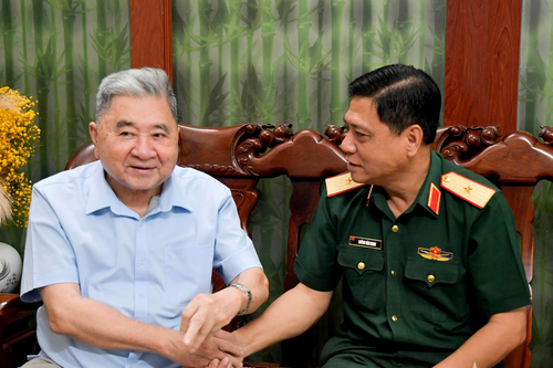 Quân khu 9 thăm, tặng quà Thượng tướng Bùi Văn Huấn