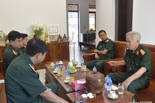 Bộ CHQS tỉnh An Giang: Thăm, tặng quà nhân kỷ niệm 50 năm giải phóng miền Nam