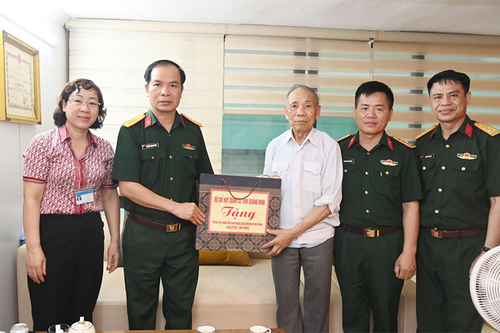 Tặng quà đối tượng chính sách, cựu chiến binh tiêu biểu tham gia Chiến dịch Hồ Chí Minh