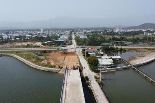 Cầu Tam Giang cũ sắp sập, cầu mới 8 năm làm chưa xong!