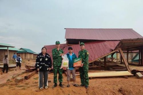 Gió giật mạnh, mưa đá trái mùa làm sập nhiều nhà dân ở xã Ga Ry, Tây Giang, Quảng Nam